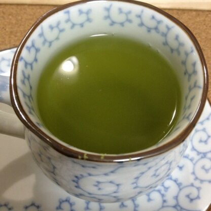 前から気になっていた青汁入り緑茶☆普段緑茶を飲まないのだけど、お茶を入れる機会があったので作りました(o^^o)青汁少なめ（謝）美味しくごちそうさまです♪